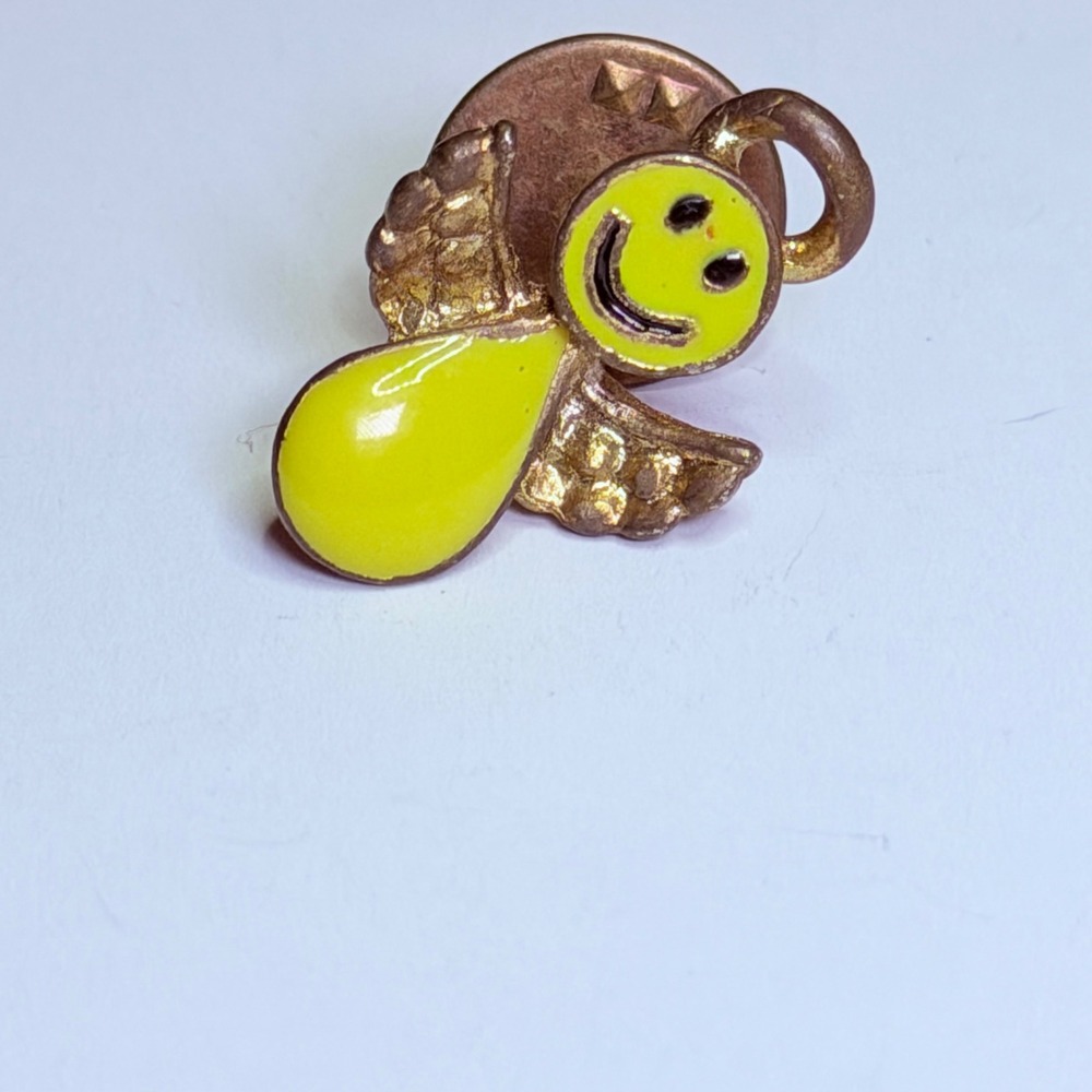Vintage‎ Yellow Smiley Face Angel Enamel Pin Gold Tone Retro 90s Lapel Hat Pin